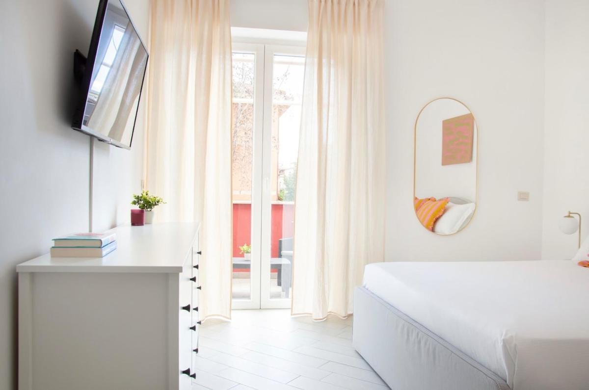 Three-bedroom With Private Terrace - Anagnina Roma